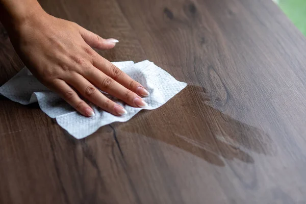 Limpeza Mão Mulher Superfície Mesa Escritório Casa Com Toalhetes Molhados — Fotografia de Stock