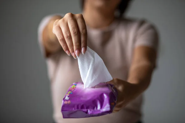 手をきれいにする抗菌ウェットワイプの若い女性オープンパッケージ — ストック写真