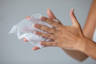 Corona virüsü el hijyeni koronavirüsü yayıyor koruma kadın havaalanı yolculuğu sırasında antibakteriyel dezenfekte bezleriyle el temizliği yapıyor.