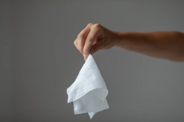 Islak mendiller çöpe atılmalı, testereye değil.