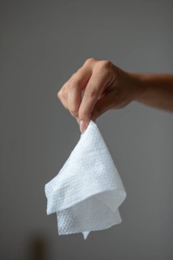 Islak mendiller çöpe atılmalı, testereye değil.