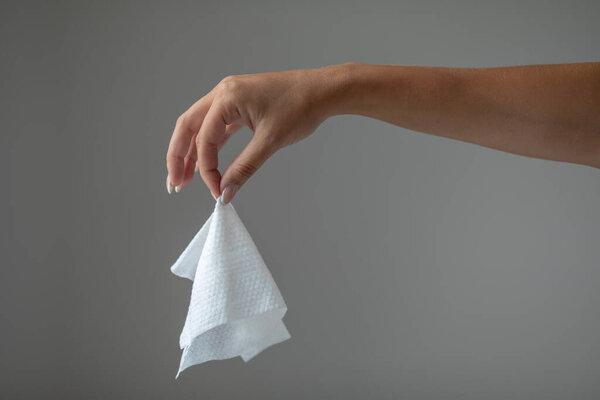 Влажные салфетки должны быть брошены в мусор, а не в пилу
