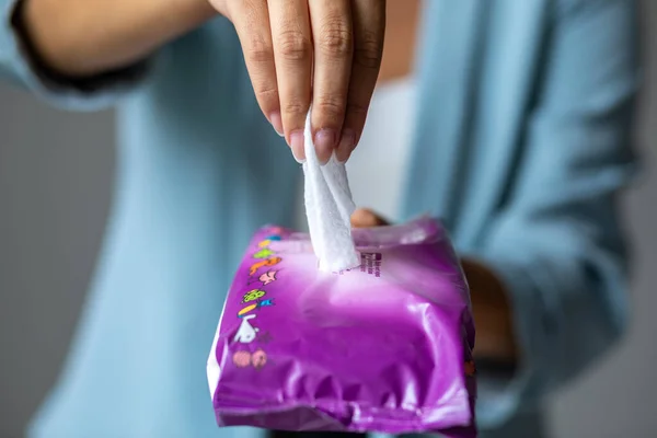 Jovem Mulher Pacote Aberto Toalhetes Molhados Antibacterianos Para Limpar Mãos — Fotografia de Stock