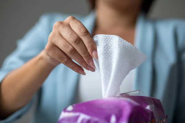 Jovem Mulher Pacote Aberto Toalhetes Molhados Antibacterianos Para Limpar Mãos — Fotografia de Stock