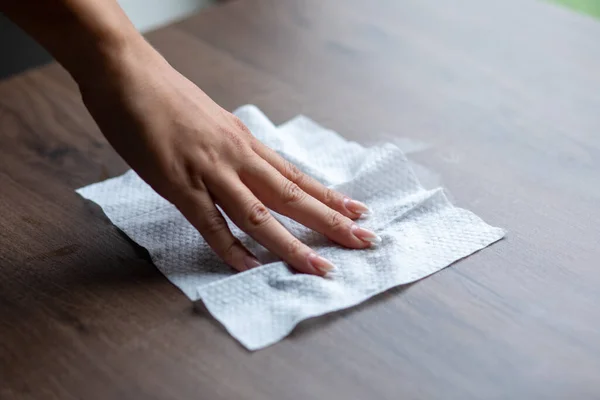 Limpeza Mão Mulher Superfície Mesa Escritório Casa Com Toalhetes Molhados — Fotografia de Stock