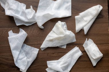 Kullanılmış plastik ıslak mendiller ahşap florda