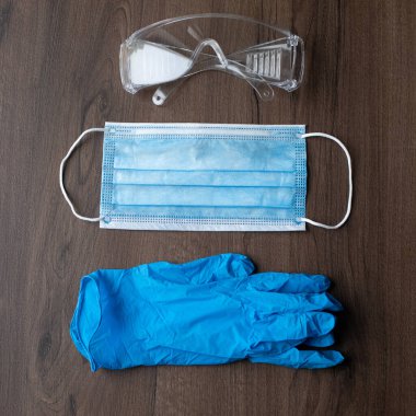 Koruyucu ekosains virüsleri - masadaki chirurgical maske, eldivenler ve gözlükler