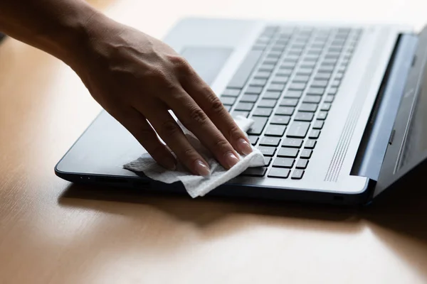 Trabalho Partir Casa Seguro Limpeza Desinfecção Computador Portátil Com Toalhetes — Fotografia de Stock