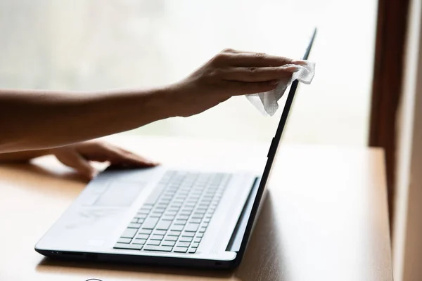 Trabalho Partir Casa Seguro Limpeza Desinfecção Computador Portátil Com Toalhetes — Fotografia de Stock