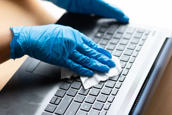 Evde Güvenli Bir Şekilde Çalış Bilgisayarları Islak Mendillerle Temizle Dezenfekte — Stok fotoğraf