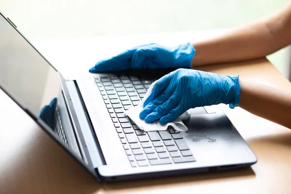 Trabalho Partir Casa Seguro Limpeza Desinfecção Computador Portátil Com Toalhetes — Fotografia de Stock