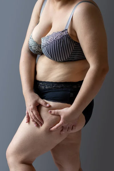 Ayrıca Çamaşırı Poziyonuyla Doğal Gerçek Vücut Sahip Boyut Kadın Modeli — Stok fotoğraf