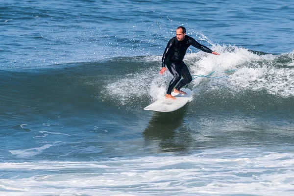 Surfen auf den Wellen — Stockfoto