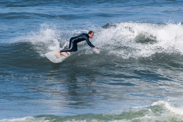 Surfeando las olas —  Fotos de Stock