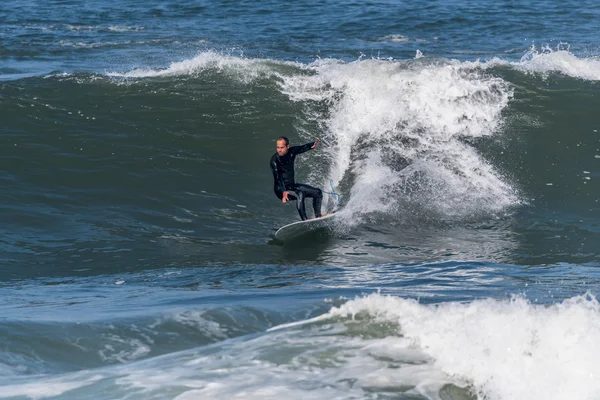 Surfen op de golven — Stockfoto