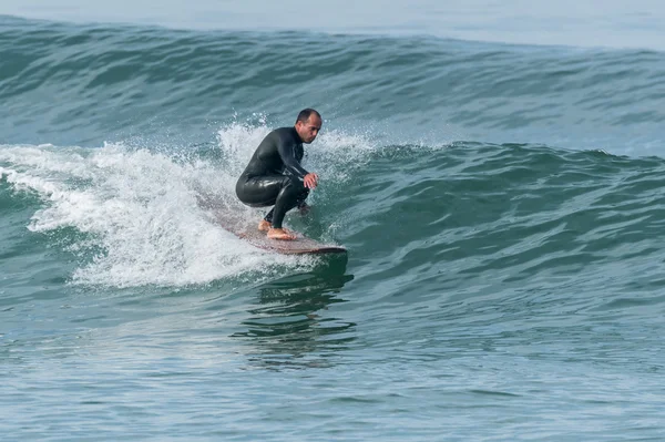 Surfeando las olas —  Fotos de Stock