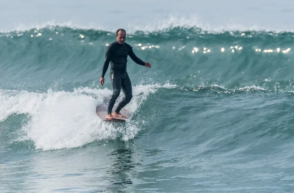 Surfa på vågorna — Stockfoto