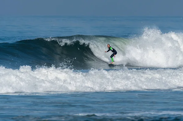 Surfeando las olas —  Fotos de Stock