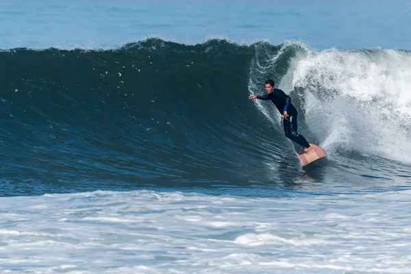 Surfen op de golven — Stockfoto