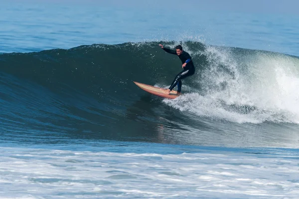 Surfeando las olas —  Fotos de Stock