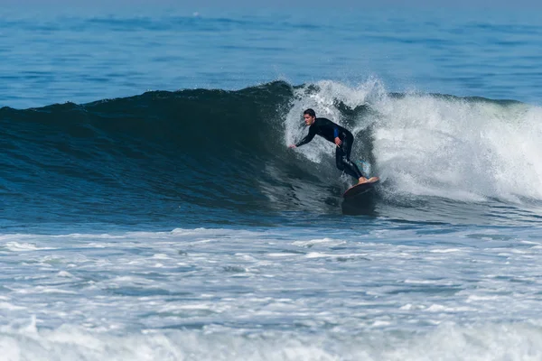 Surfeando las olas —  Fotos de Stock