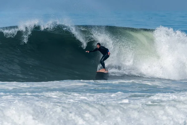 Surfen op de golven — Stockfoto