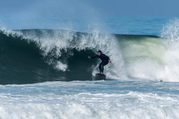 Surfen op de golven — Stockfoto