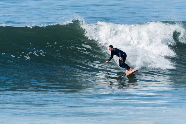 Surfen auf den Wellen — Stockfoto