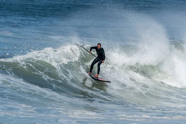 Stare in piedi del surfista paddle — Foto Stock