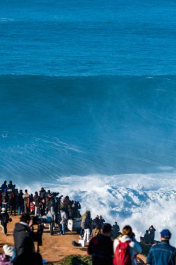 Sörfçüler için bekleyen kalabalık