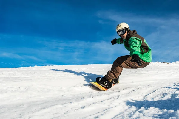 Snowboard freerider a hegyekben — Stock Fotó