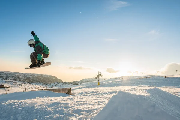 Snowboarder saltando contro il cielo blu — Foto Stock