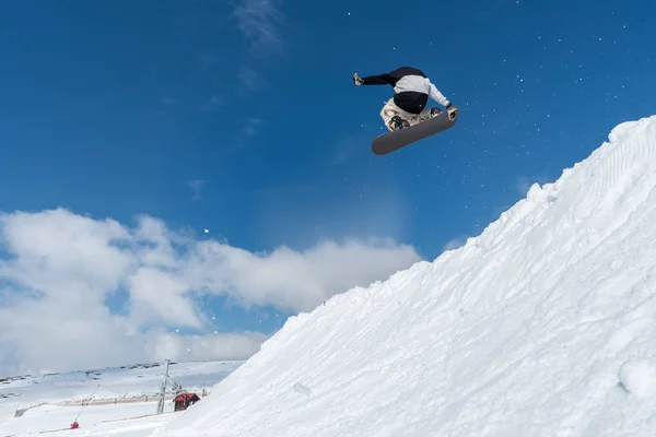 Snowboardista skákání proti modré obloze — Stock fotografie