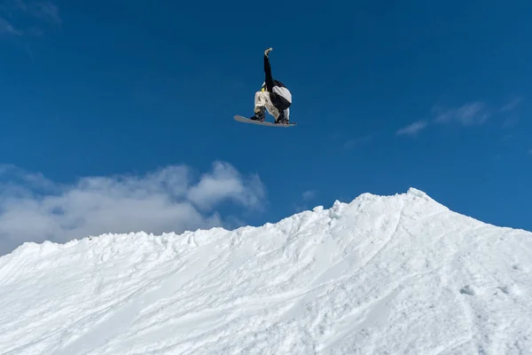 Snowboardos ugrál a kék ég felé — Stock Fotó