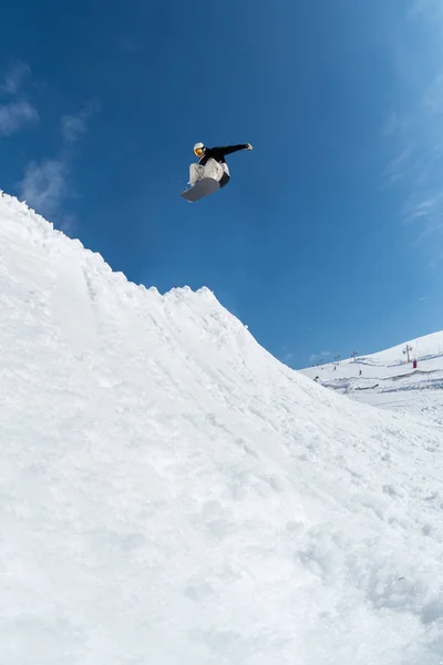 Snowboardos ugrál a kék ég felé — Stock Fotó