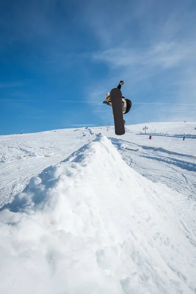 Mavi gökyüzüne atlayan snowboardcu — Stok fotoğraf