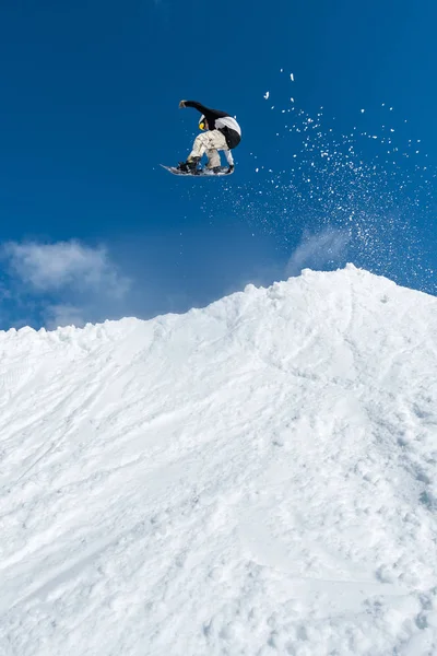 Snowboarder skacze na błękitne niebo — Zdjęcie stockowe