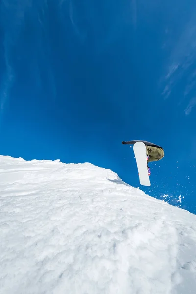 Snowboarder skacze na błękitne niebo — Zdjęcie stockowe