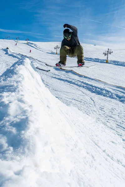 Snowboarder άλμα κατά μπλε ουρανό — Φωτογραφία Αρχείου