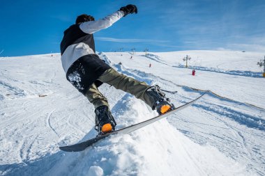 Mavi gökyüzü karşı sürgülü snowboarder