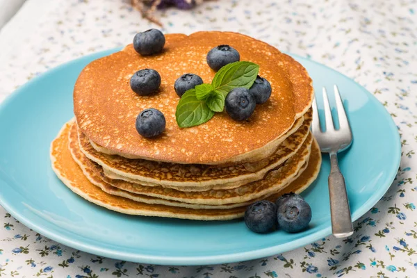 Pfannkuchen mit frischen Brombeeren — Stockfoto