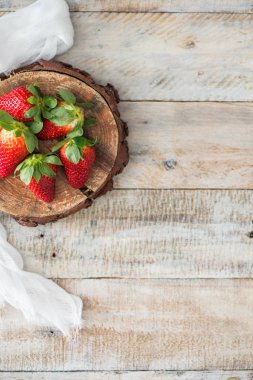 Tablo üzerinde çilek