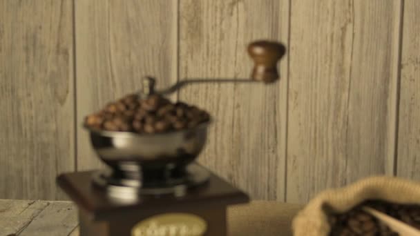 Кофейные зерна на деревянном столе — стоковое видео