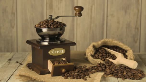 Κόκκοι καφέ σε ξύλινο τραπέζι — Αρχείο Βίντεο