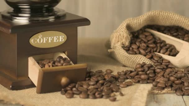 Кофейные зерна на деревянном столе — стоковое видео