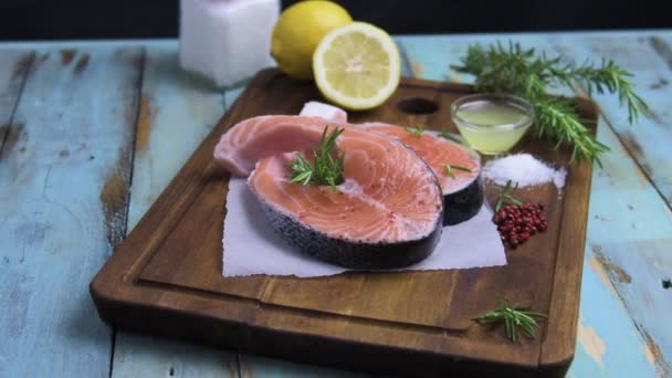 Bistecca di salmone cruda — Video Stock