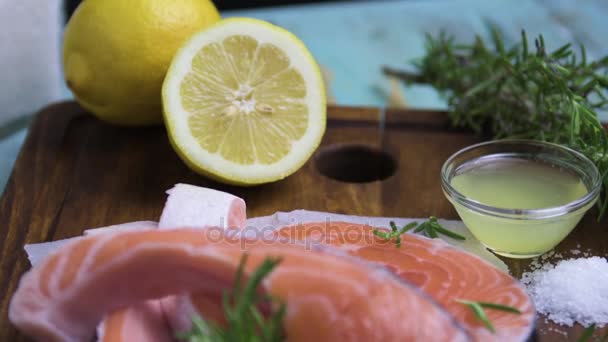 Raw salmon steak — Stock Video