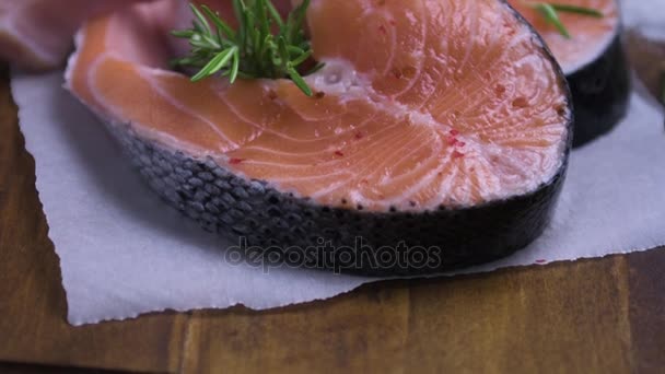 Surowy stek łososia — Wideo stockowe