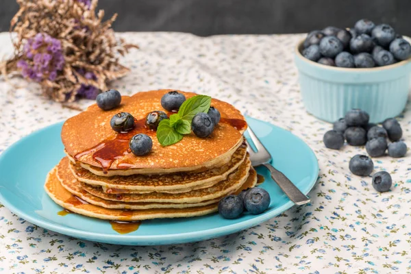 Pancakes with fresh blackberries — Stock Photo, Image