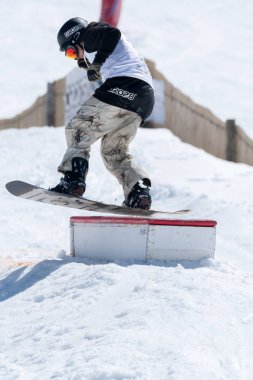 Snowboard Ulusal Şampiyonası sırasında atlet